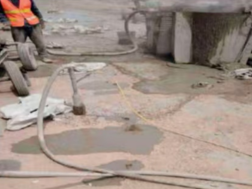 巴里坤水泥混凝土路面板底注浆技术 路面脱空注浆整治方案