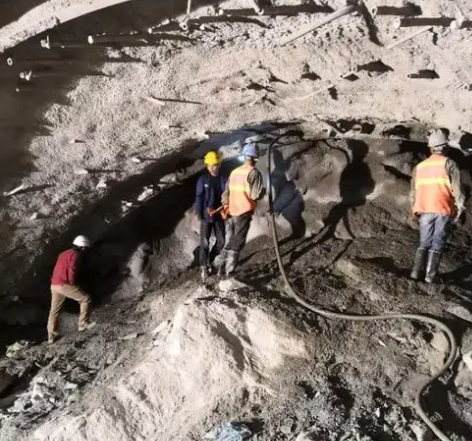 巴里坤拱顶带模注浆料的施工流程及注意事项